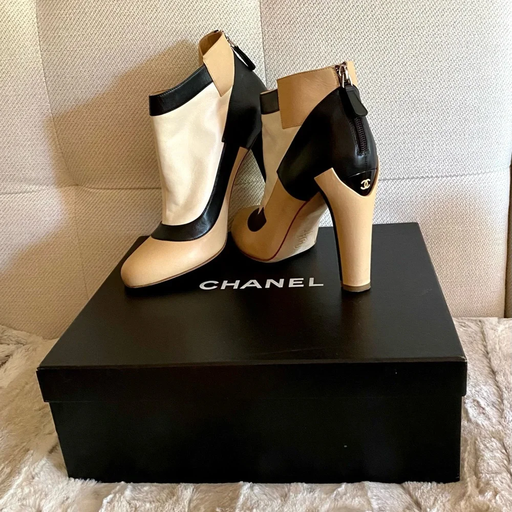 ❌❌SOLD❌❌ CHANEL Ankle Boots - Picture 3 of 8